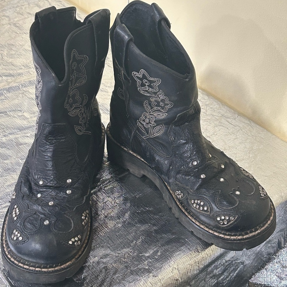 Gently loved size 6.5 ladies ropers